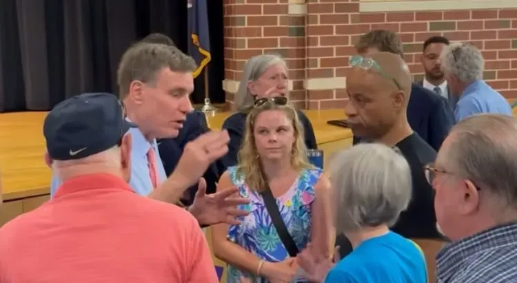 At town hall in Glen Allen, Warner addresses citizen concerns about Trump administration • Pedestrian killed in hit-and-run on I-95 in Henrico