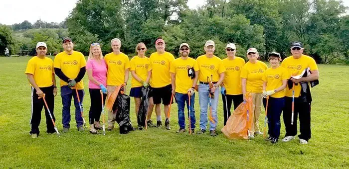 Rotarians help clean James River