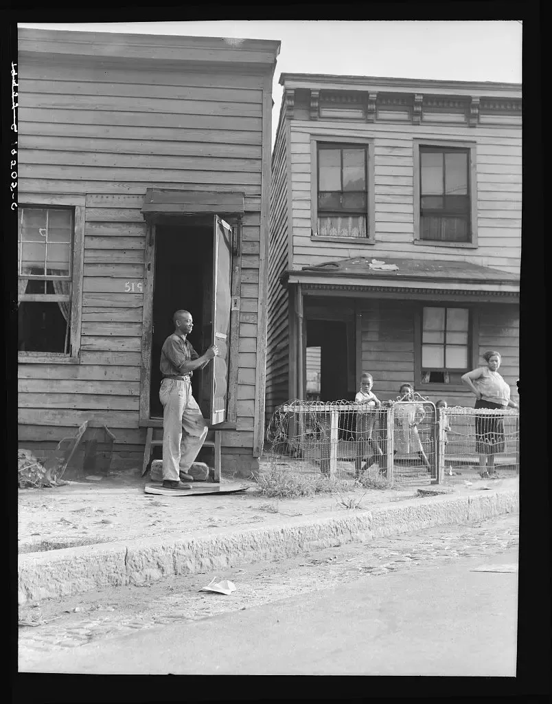 UR launches site with 170,000 Depression, WWII-era photographs